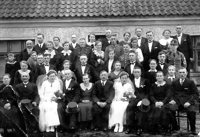 1935, die Doppelhochzeit von Anna und Lisa Mundt jeweils mit Bräutigam, in der Mitte ihre Eltern, in der zweiten Reihe sind noch bekannt Martha und ihr Mann, Max, Elfi (leider nicht scharf) und Heta noch als junges Mädchen
