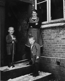 Tielenhemme vor dem Klasseneingang März 1934