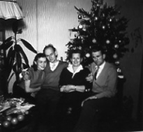 Weihnacht 1956 unterm Tannenbaum